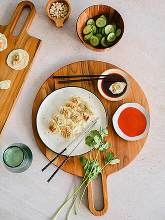 TEAKHAUS | Servierbrett mit langem Griff rund 51cm BISTRO Teakholz