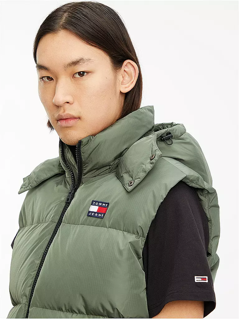 TOMMY JEANS | Daunensteppgilet ALASKA | grün