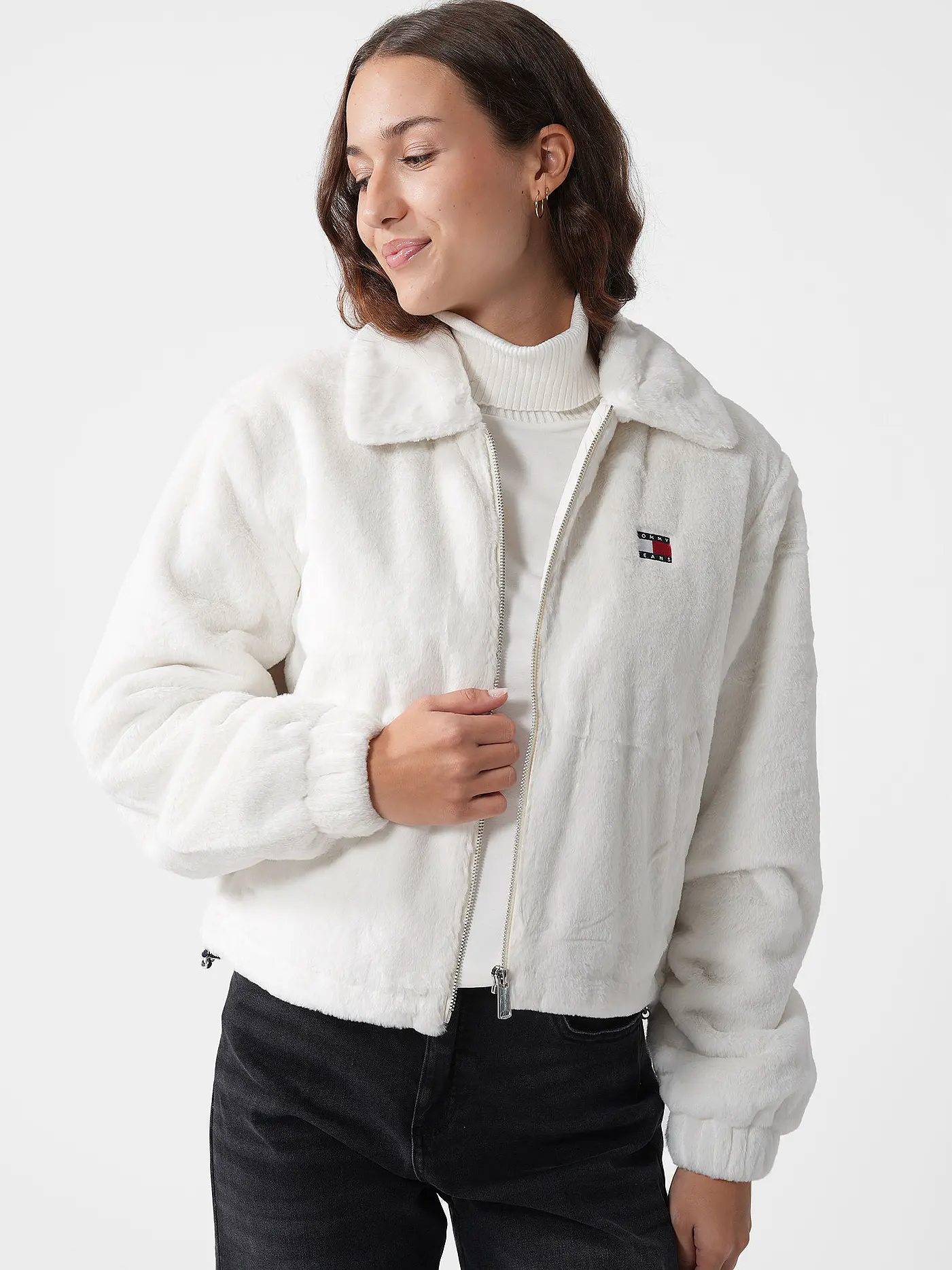 TOMMY JEANS | Jacke in Felloptik | weiss