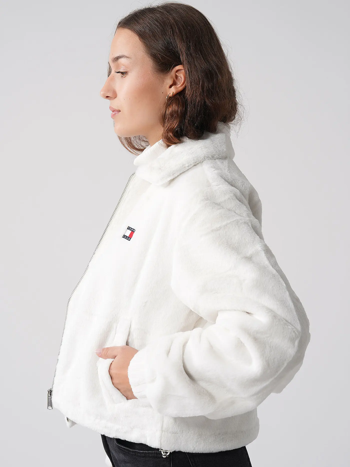 TOMMY JEANS | Jacke in Felloptik | weiss